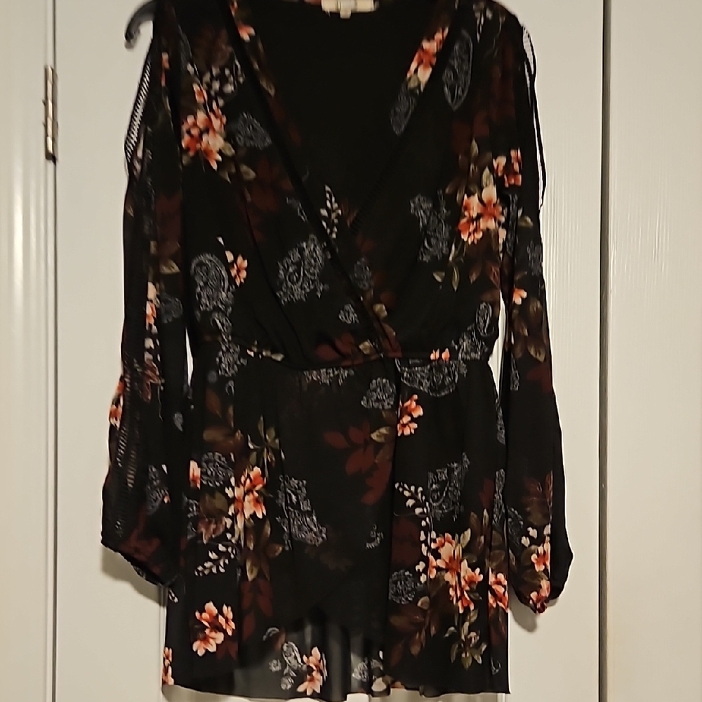 Gimmicks by BKE Floral V-Neck Blouse